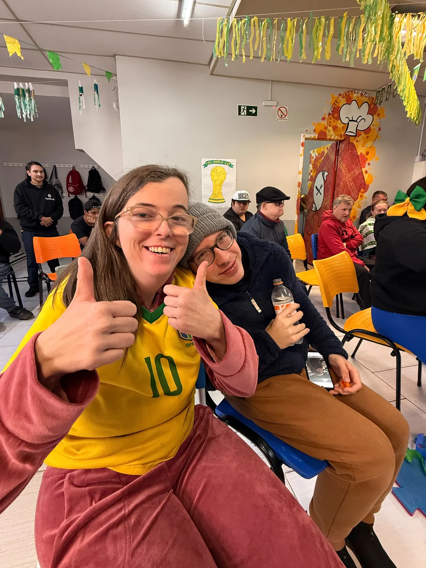 Dupla comemora numa festa temática de Copa do Mundo, com a camiseta da seleção.
