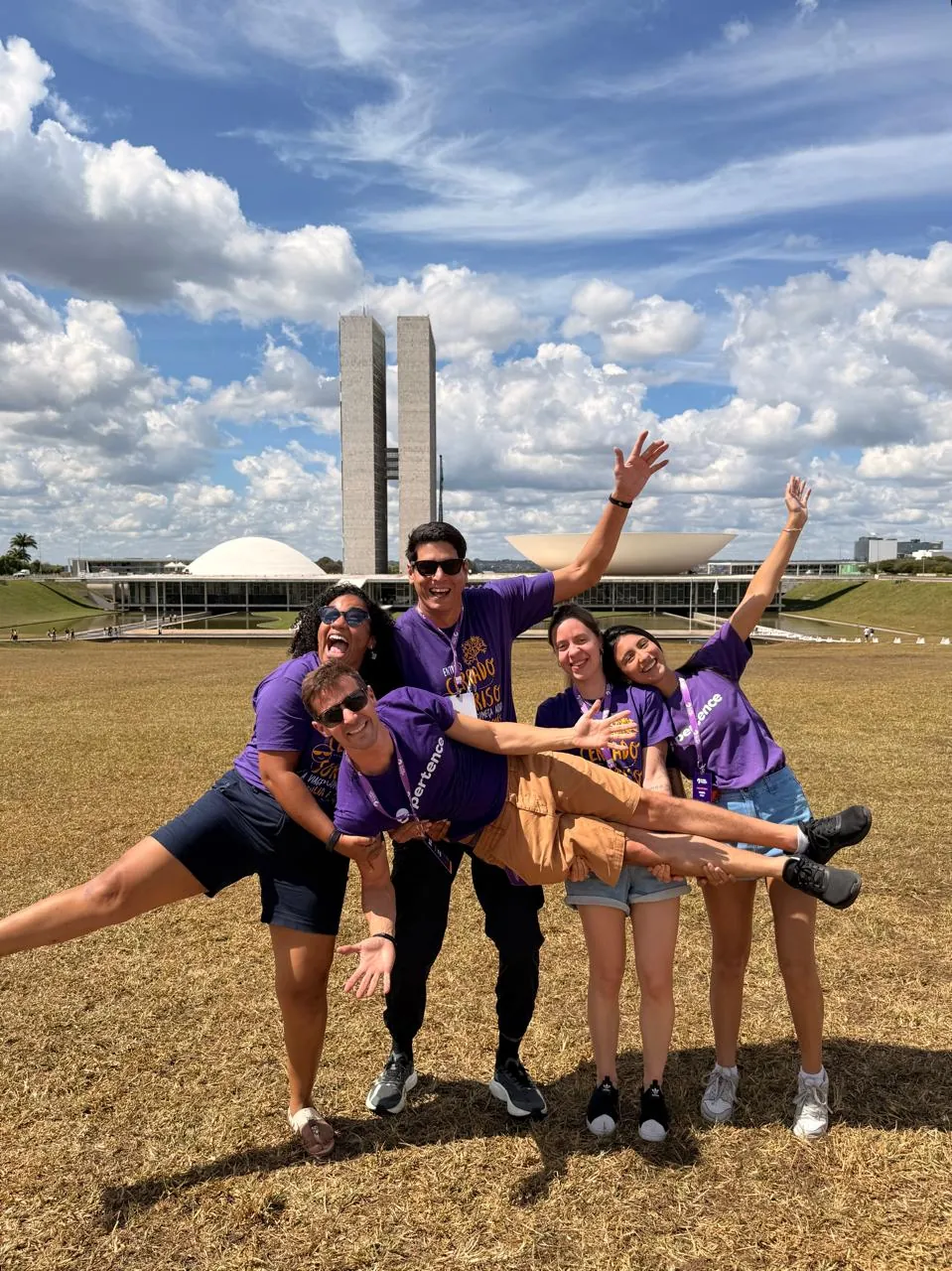 Participantes brincam para a foto em frente ao Congresso Nacional, em Brasília.