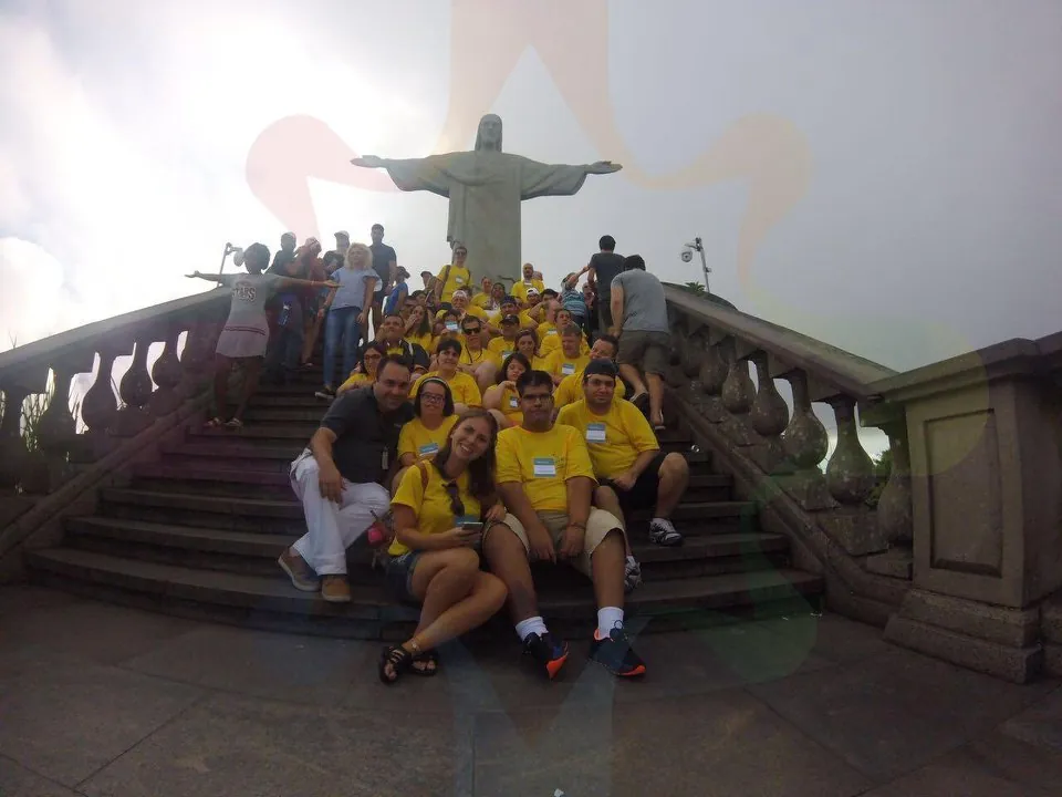 Grupo reunido nas escadarias do Cristo Redentor, no Rio de Janeiro.