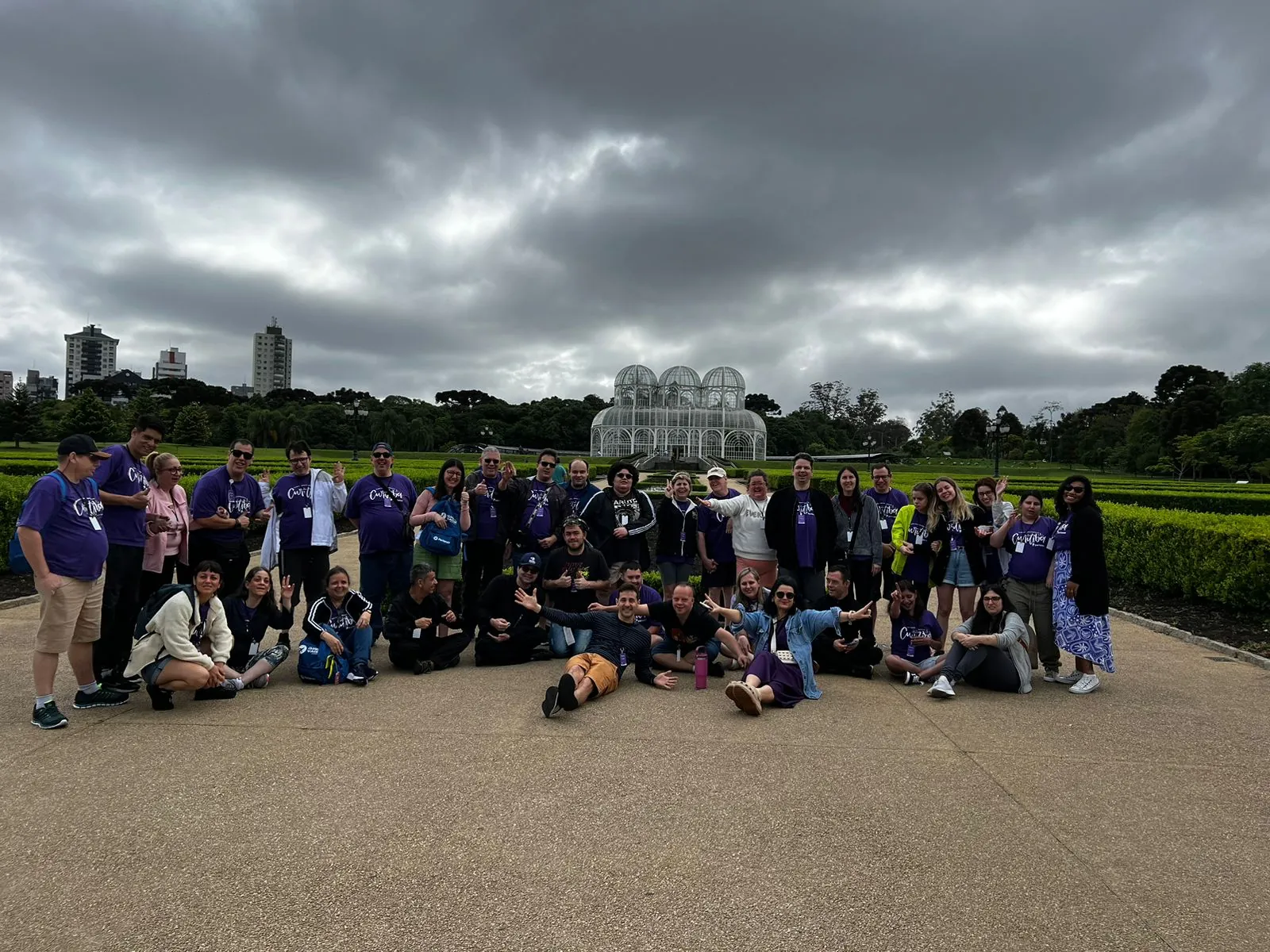 Grupo posa em frente à estufa do Jardim Botânico de Curitiba.