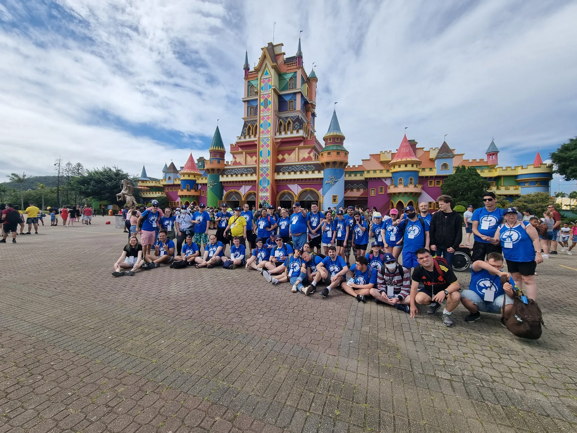 Grupo posa em frente ao castelo do parque Beto Carrero World.