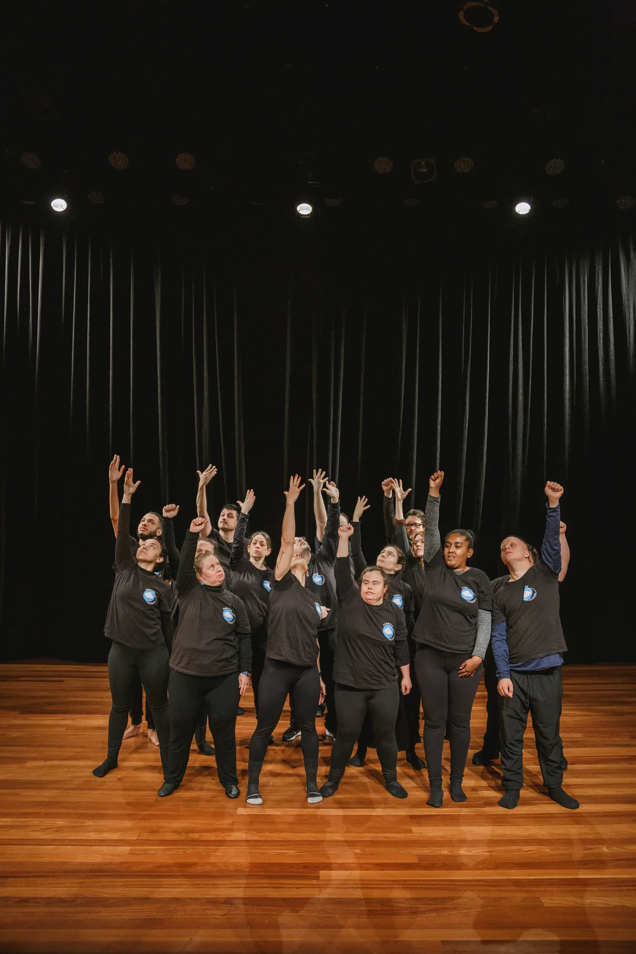 Elenco reunido sob os refletores ao fim do espetáculo.