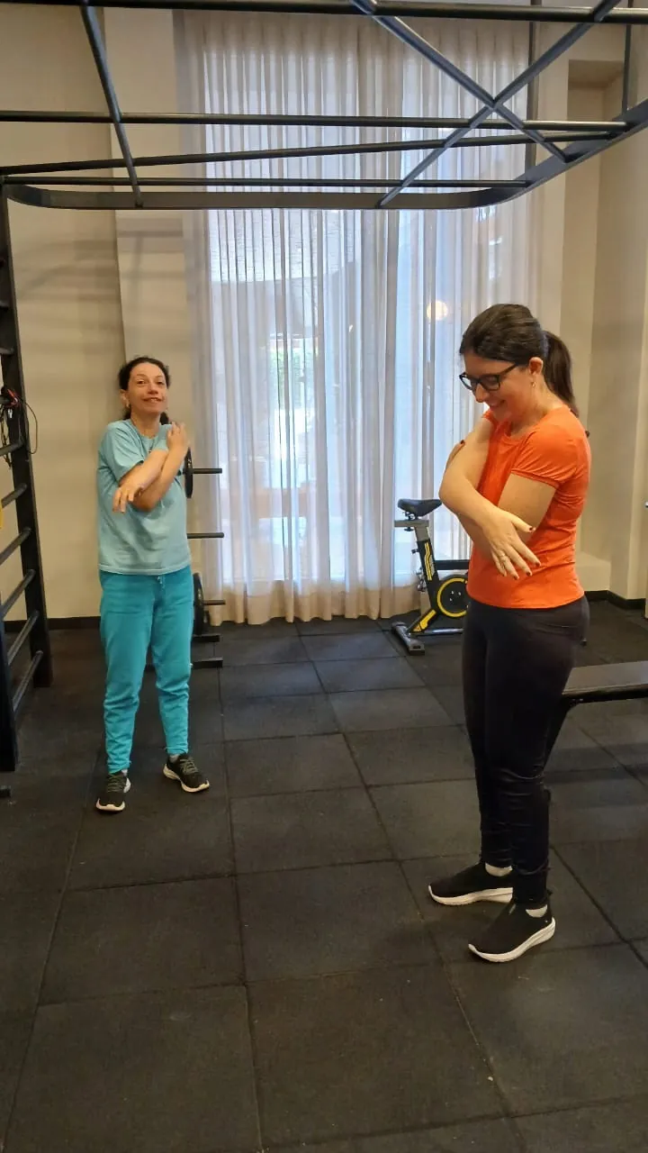 Dupla se alonga na academia do hotel.
