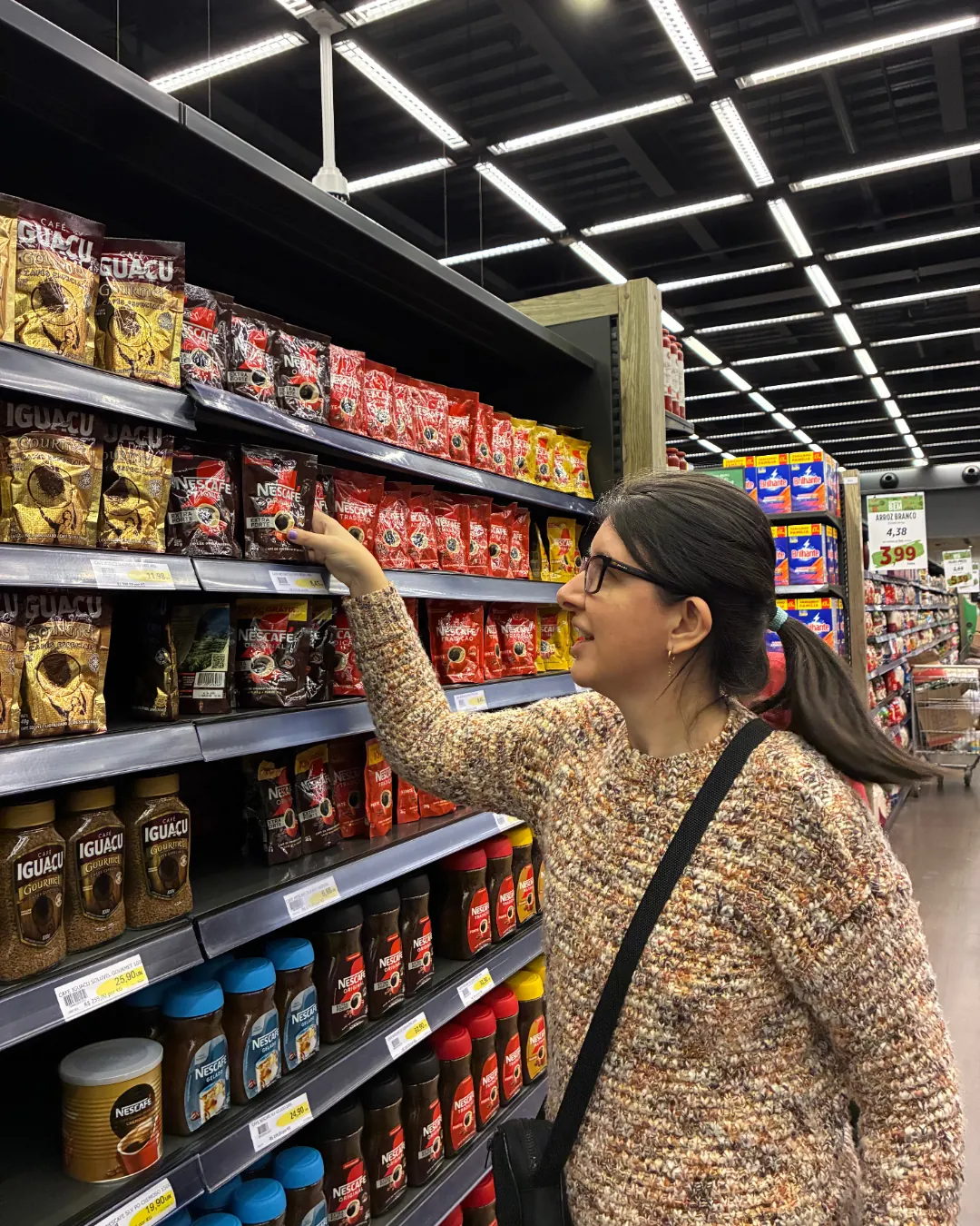 Participante escolhe produtos na prateleira do supermercado.