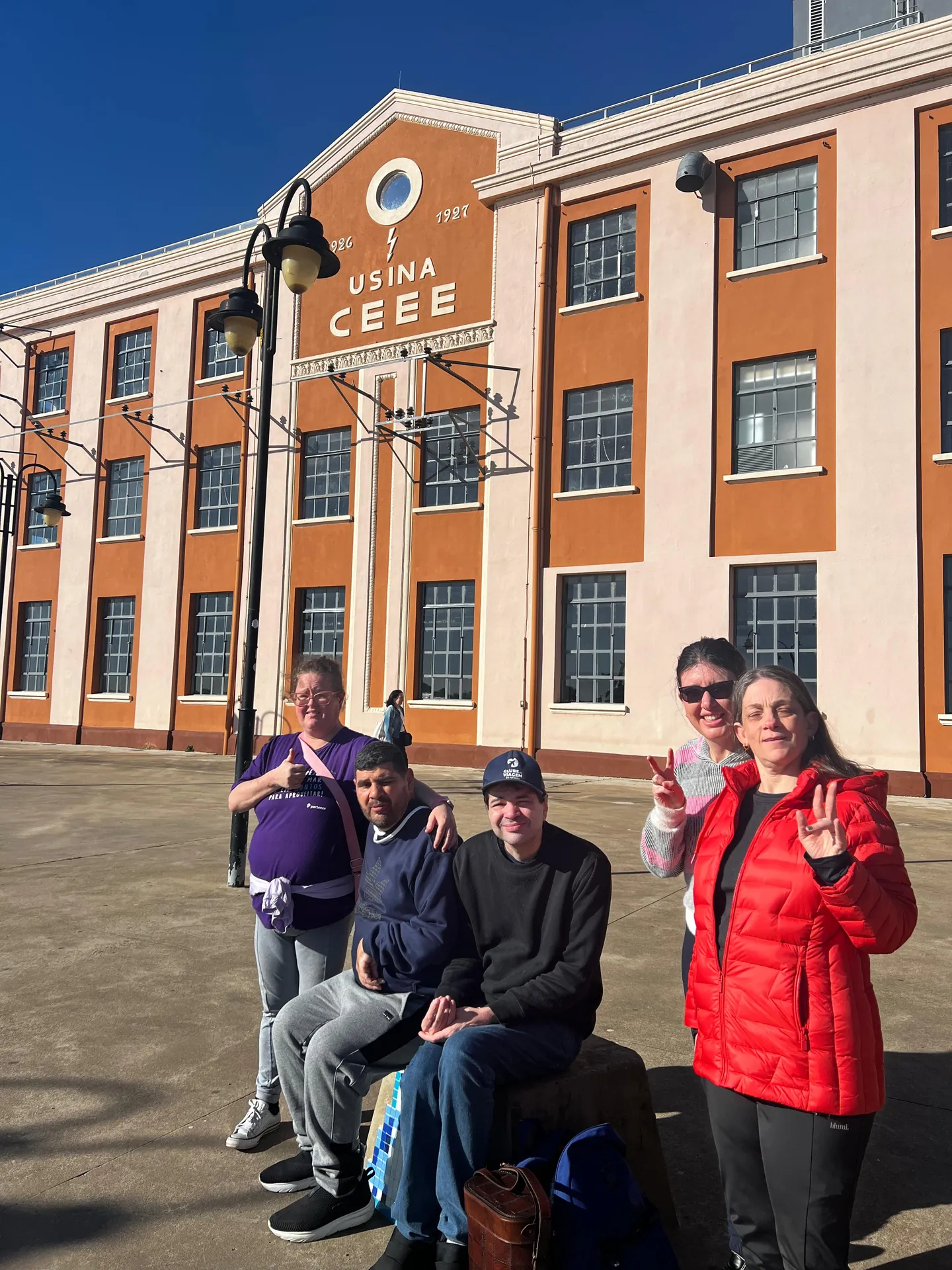 Grupo posa em frente à Usina do Gasômetro, em Porto Alegre.