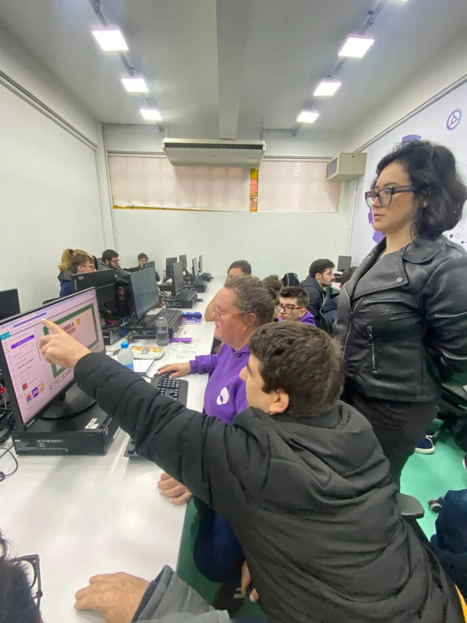 Participantes em atividade no laboratório de informática, com apoio da equipe.