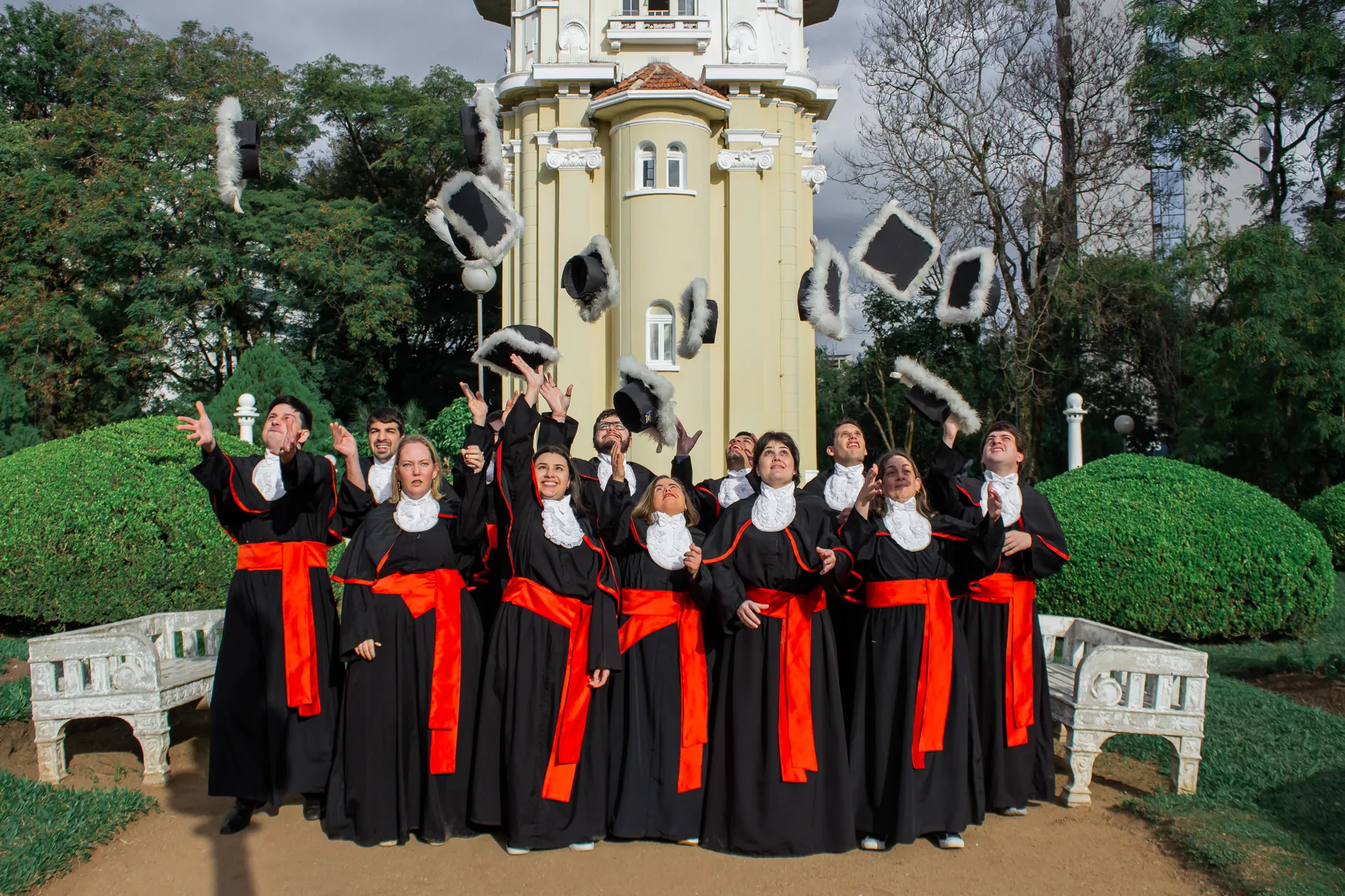 Formandos jogam os capelos para o alto no dia da colação de grau.