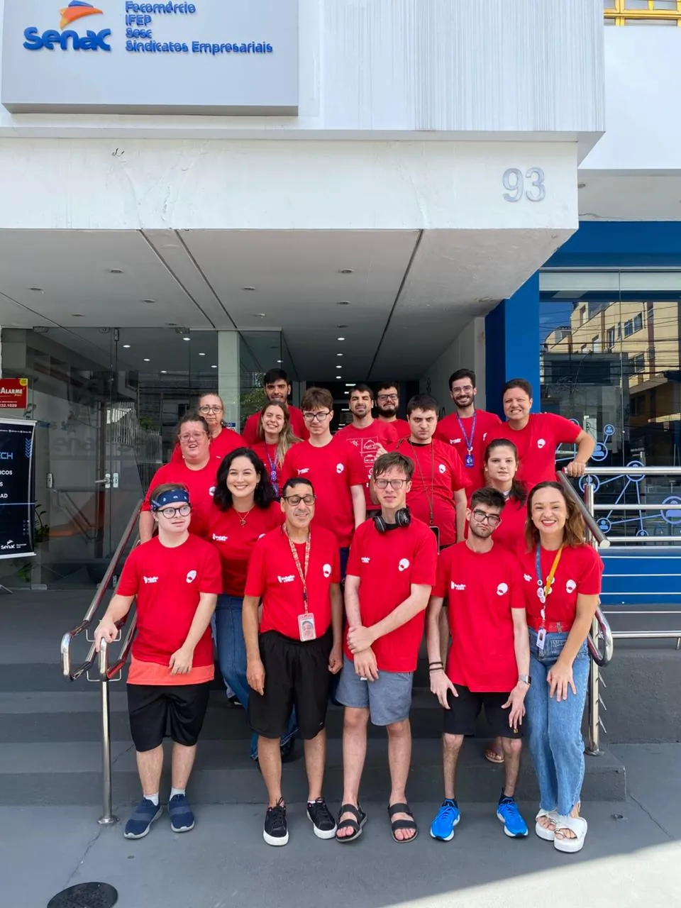 Turma do Trabalho & Vida, de camiseta vermelha, posa em frente ao SENAC.