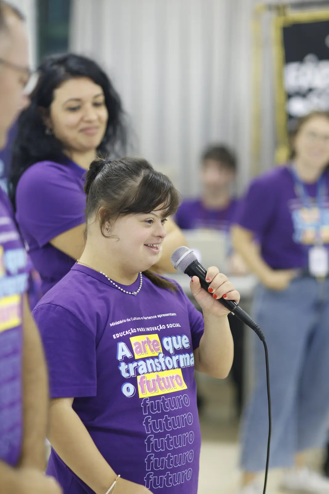 Participante fala ao microfone durante a atividade.