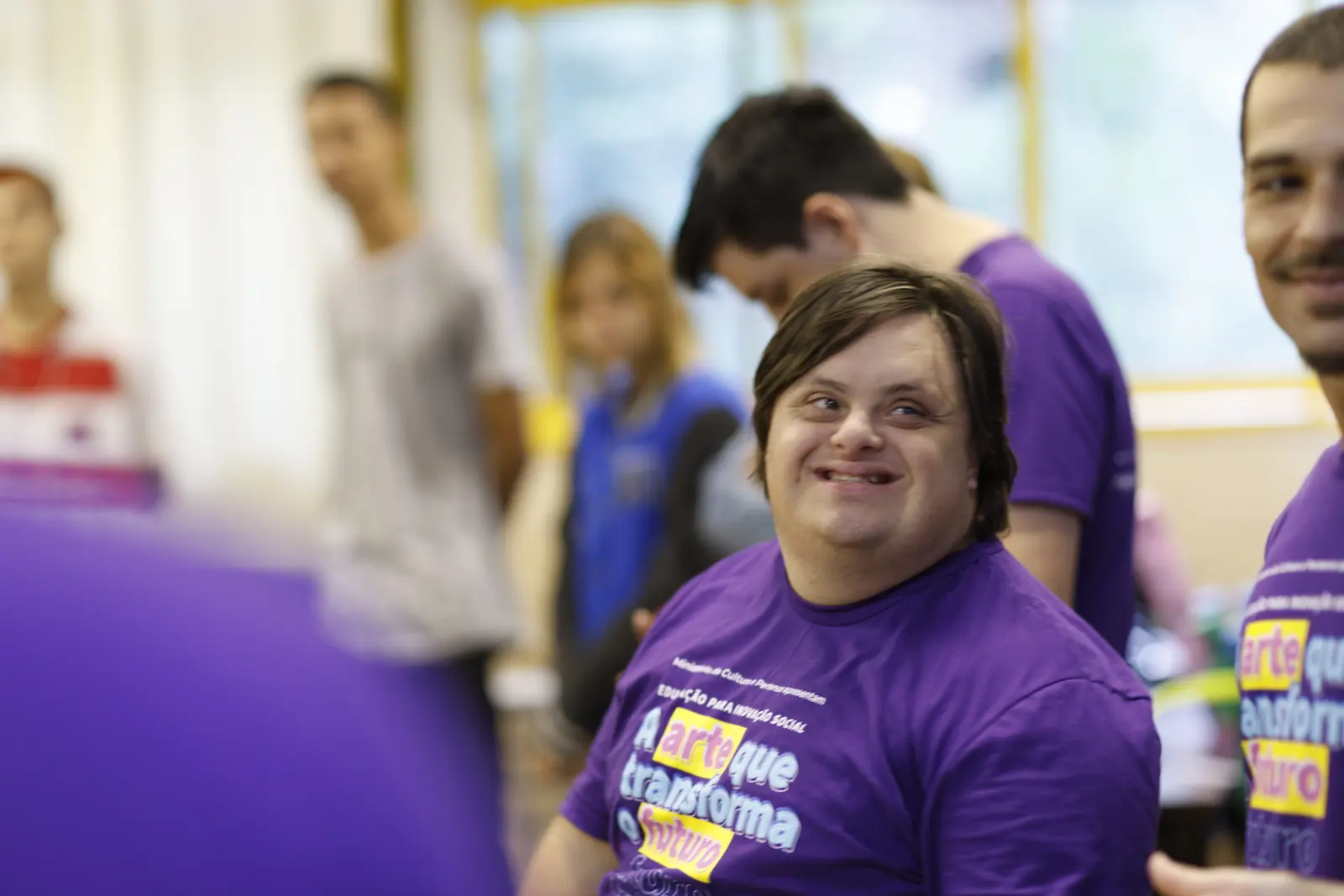 Participante sorrindo durante o exercício em grupo.