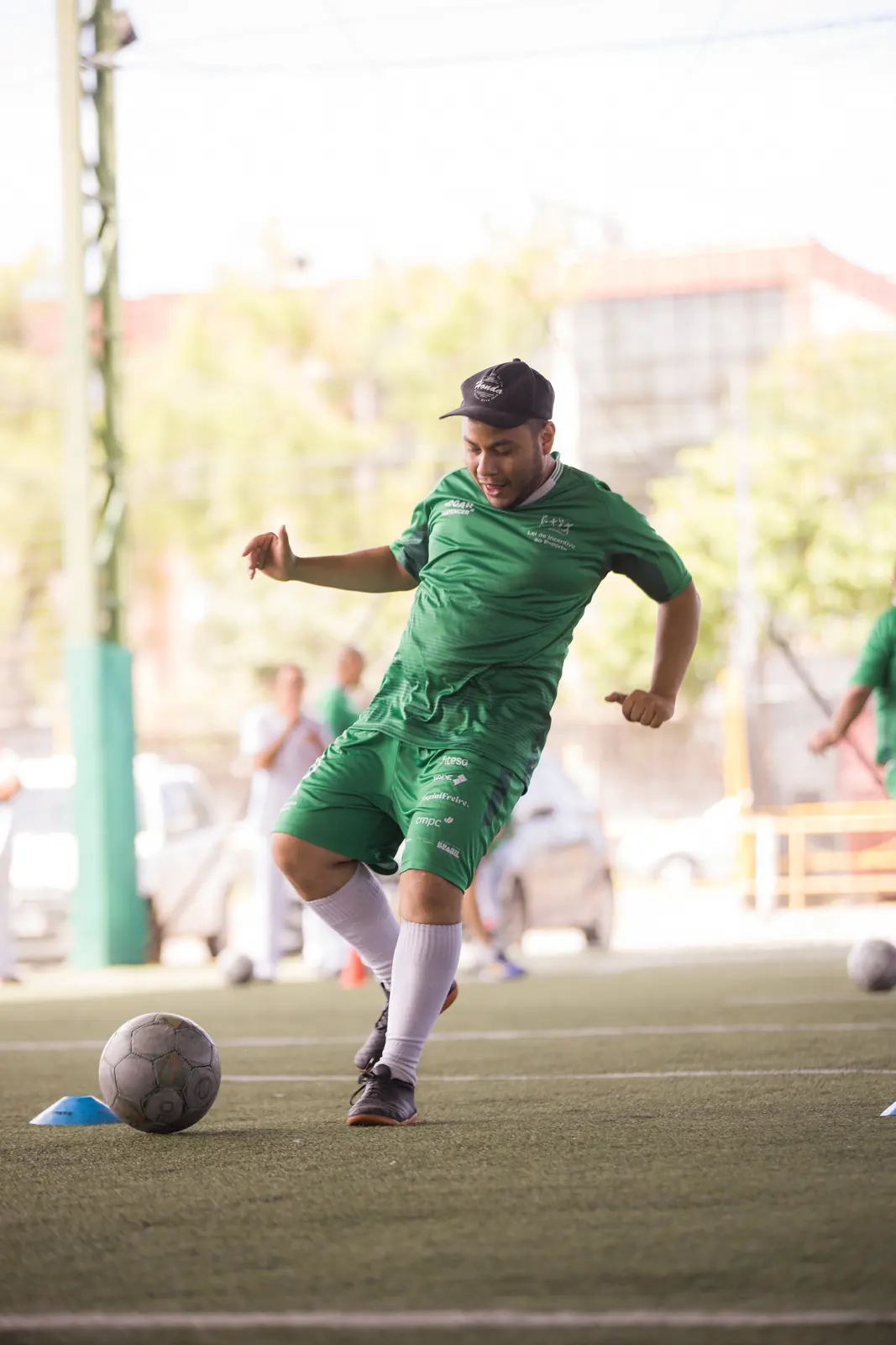 Jogador avança com a bola em direção ao gol.