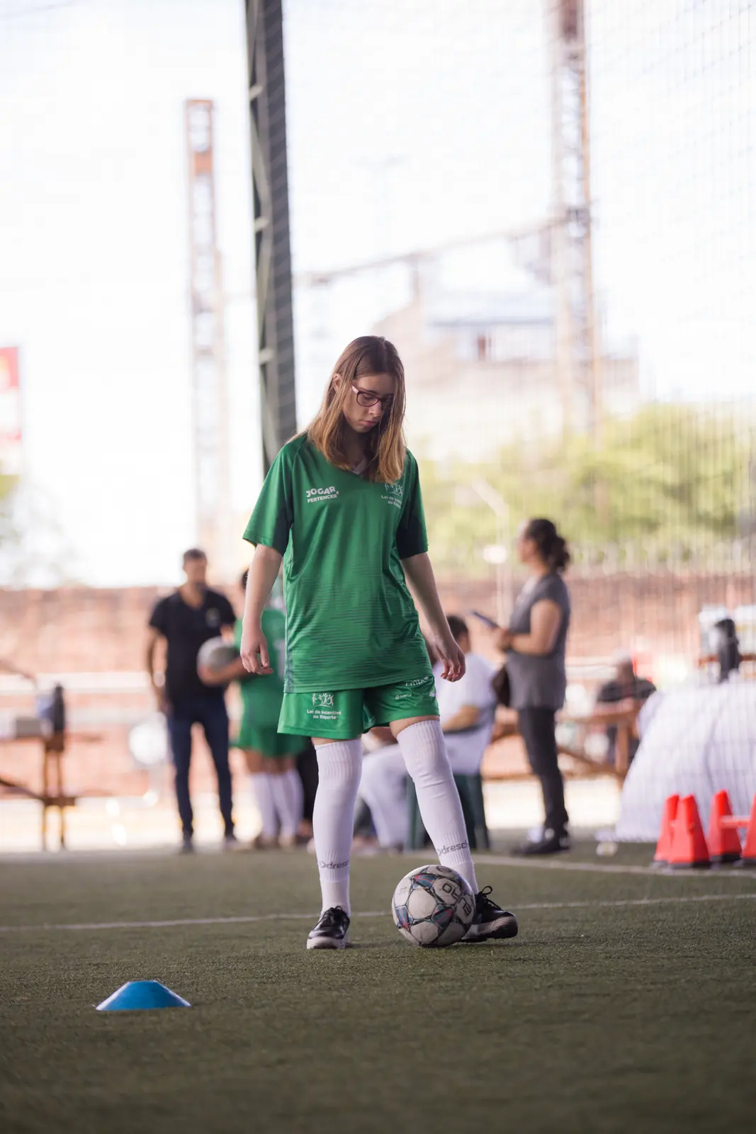 Jogadora domina a bola durante o treino.