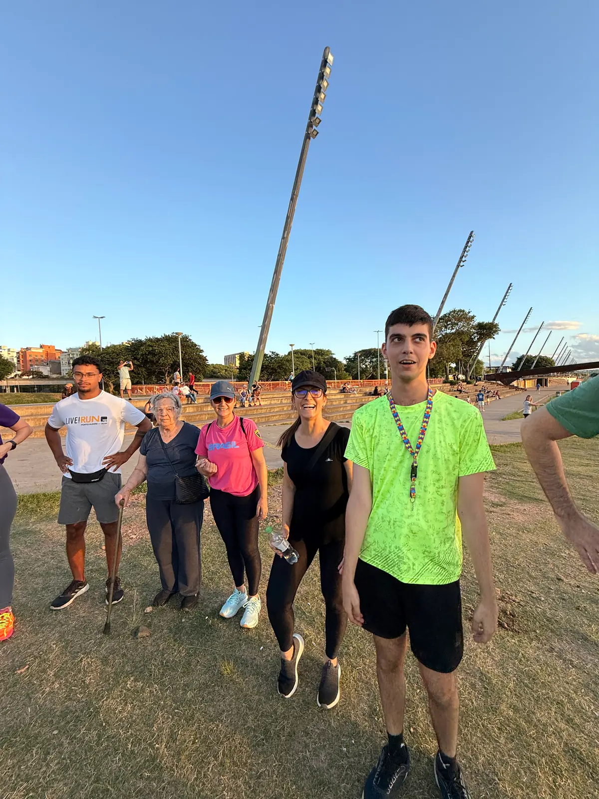 Participantes posam juntos antes do início da caminhada.